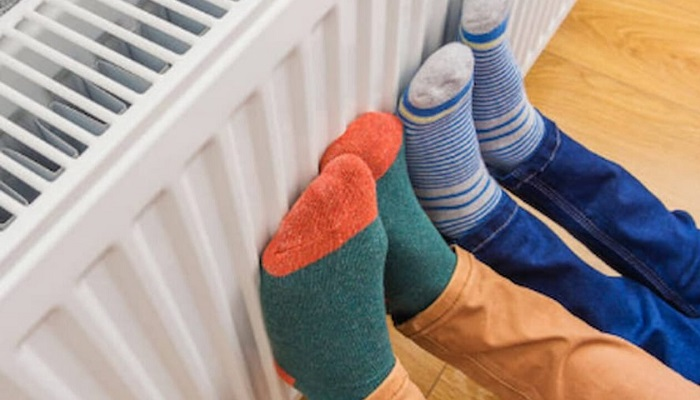 Niños con los pies en la calefacción